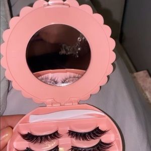 Eyelash holder
